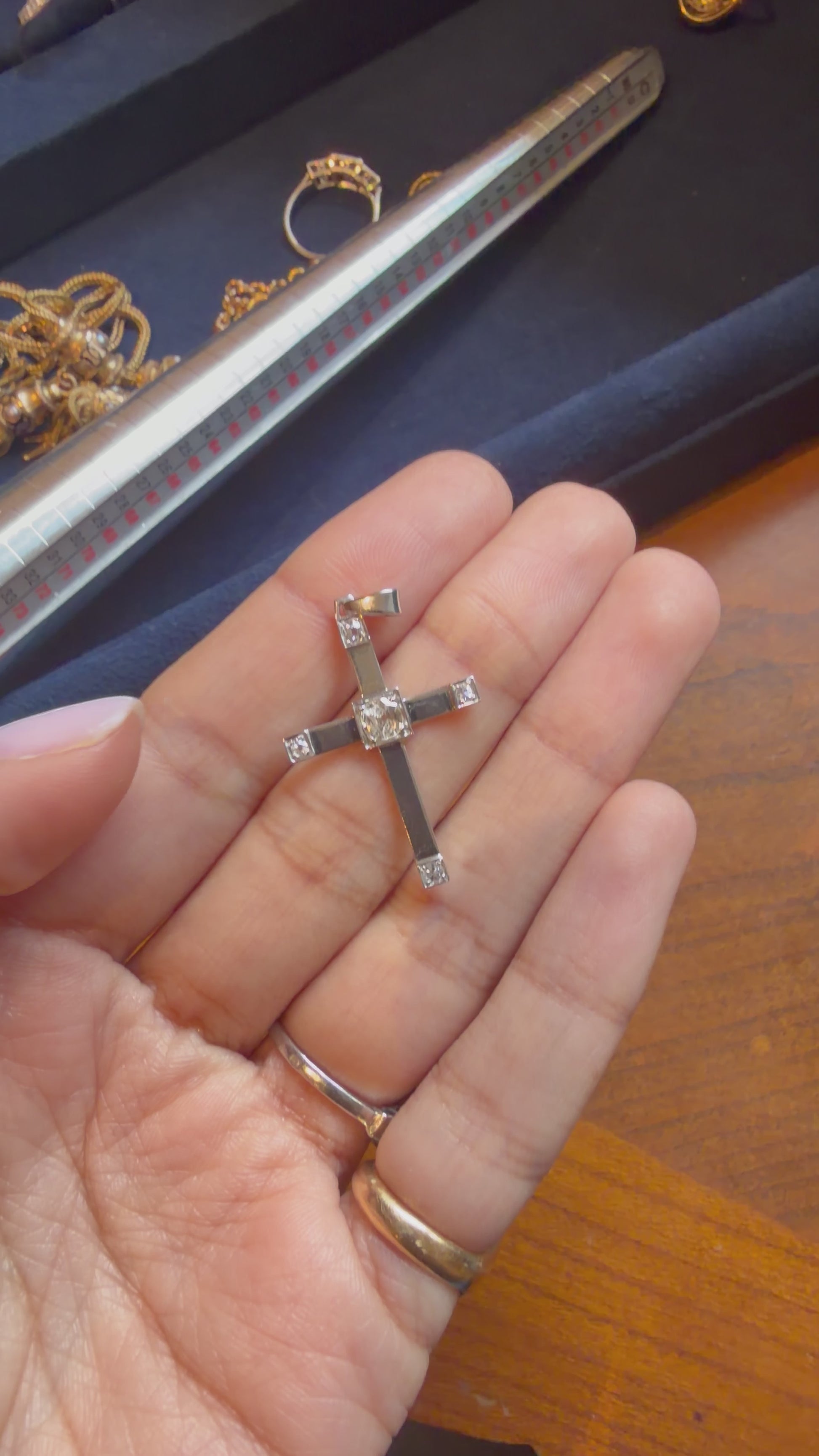 Croix en or blanc et diamants