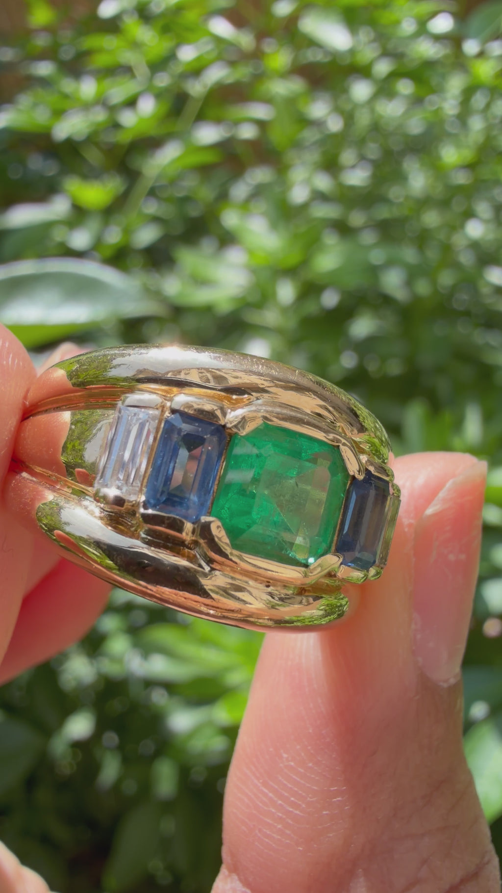 "Zoé" Bague Bandeau en or jaune, émeraude saphirs et diamants