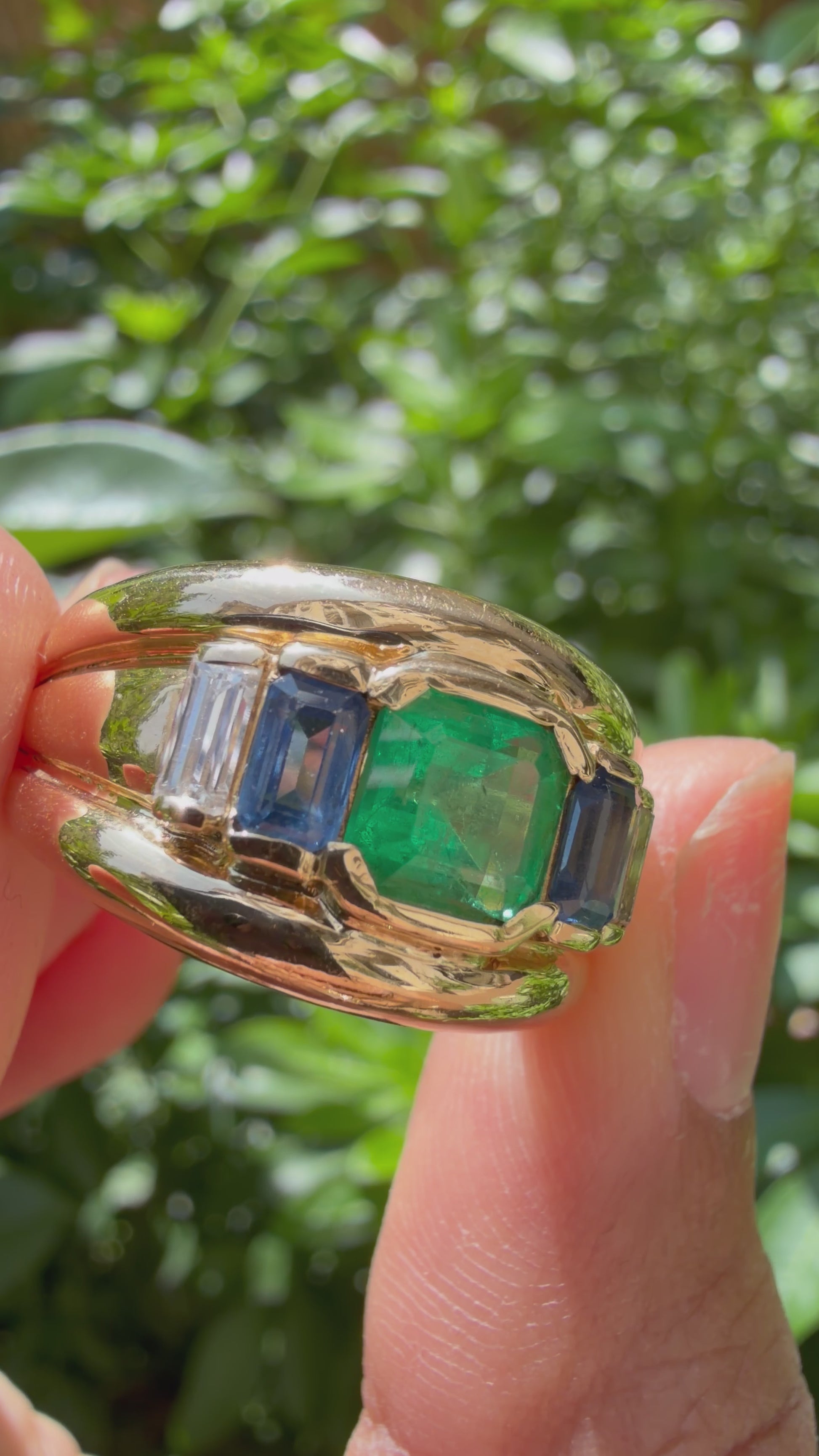 "Zoé" Bague Bandeau en or jaune, émeraude saphirs et diamants