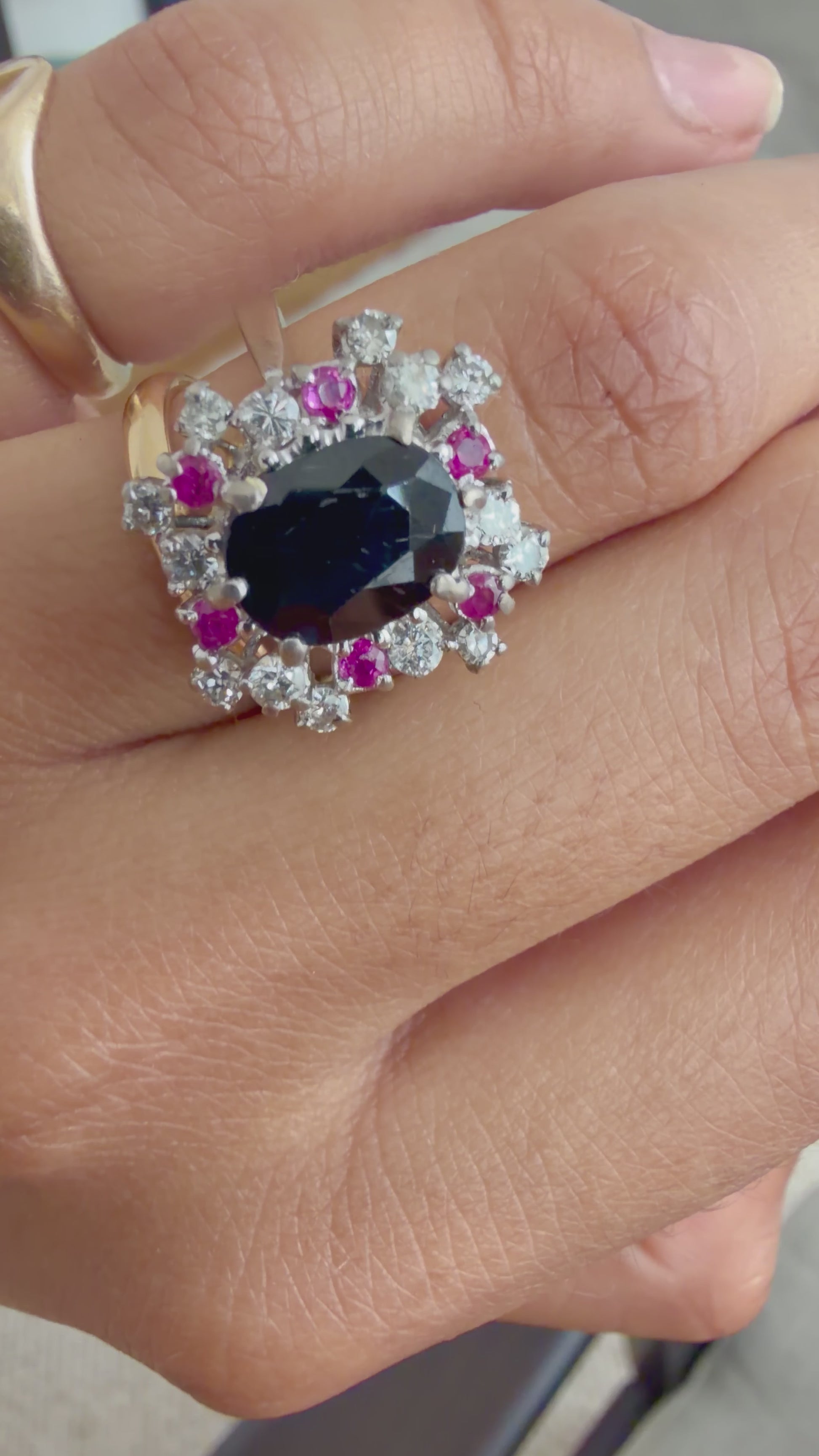 « Anne » Bague en or blanc, saphir rubis et diamants