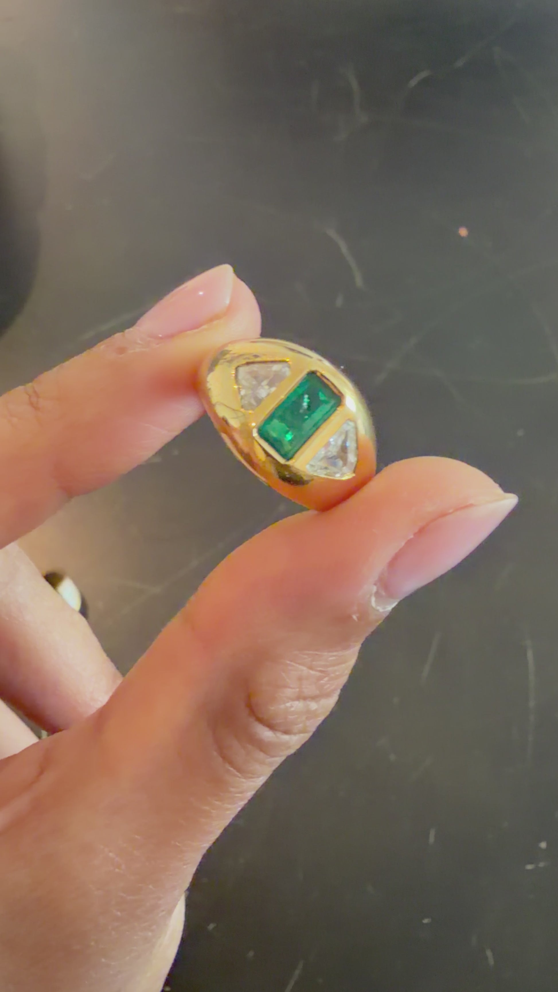 "Adèle" Bague Jonc en or jaune, émeraude et diamants