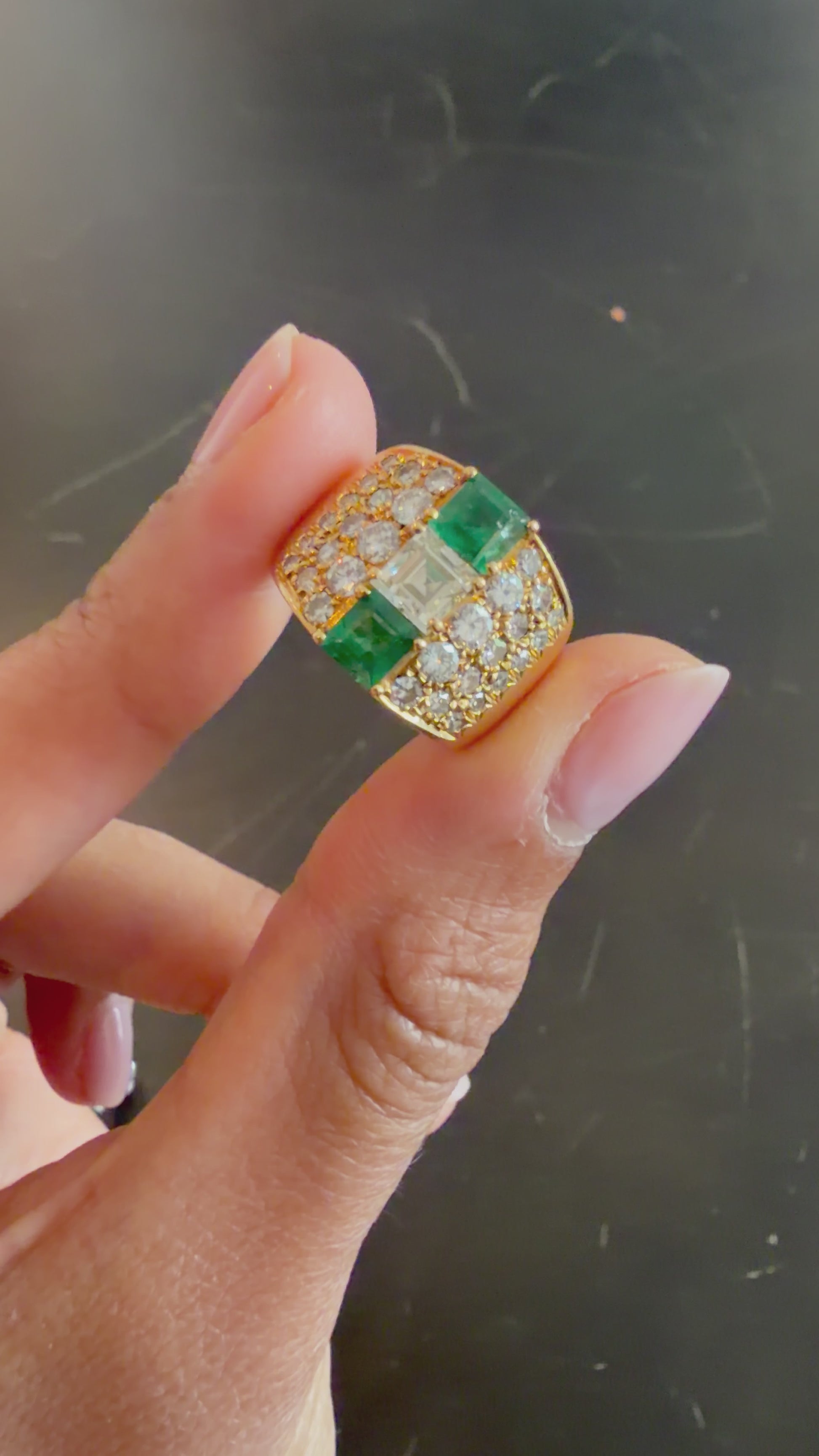 "Candice" Bague Bandeau en or jaune, émeraudes et diamants