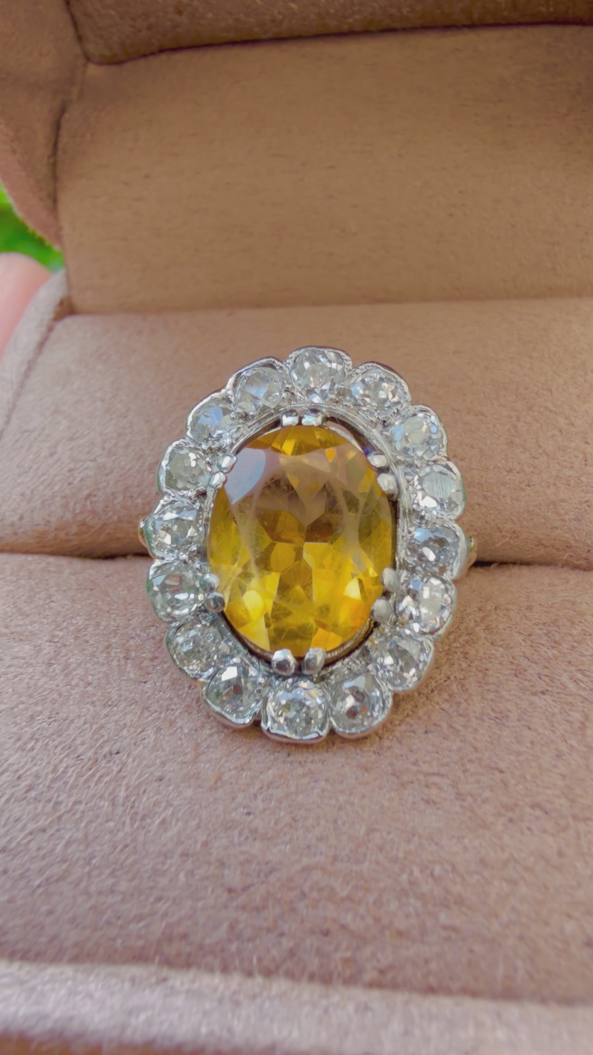 "Charlotte" Bague Pompadour en or jaune, platine citrine et diamants