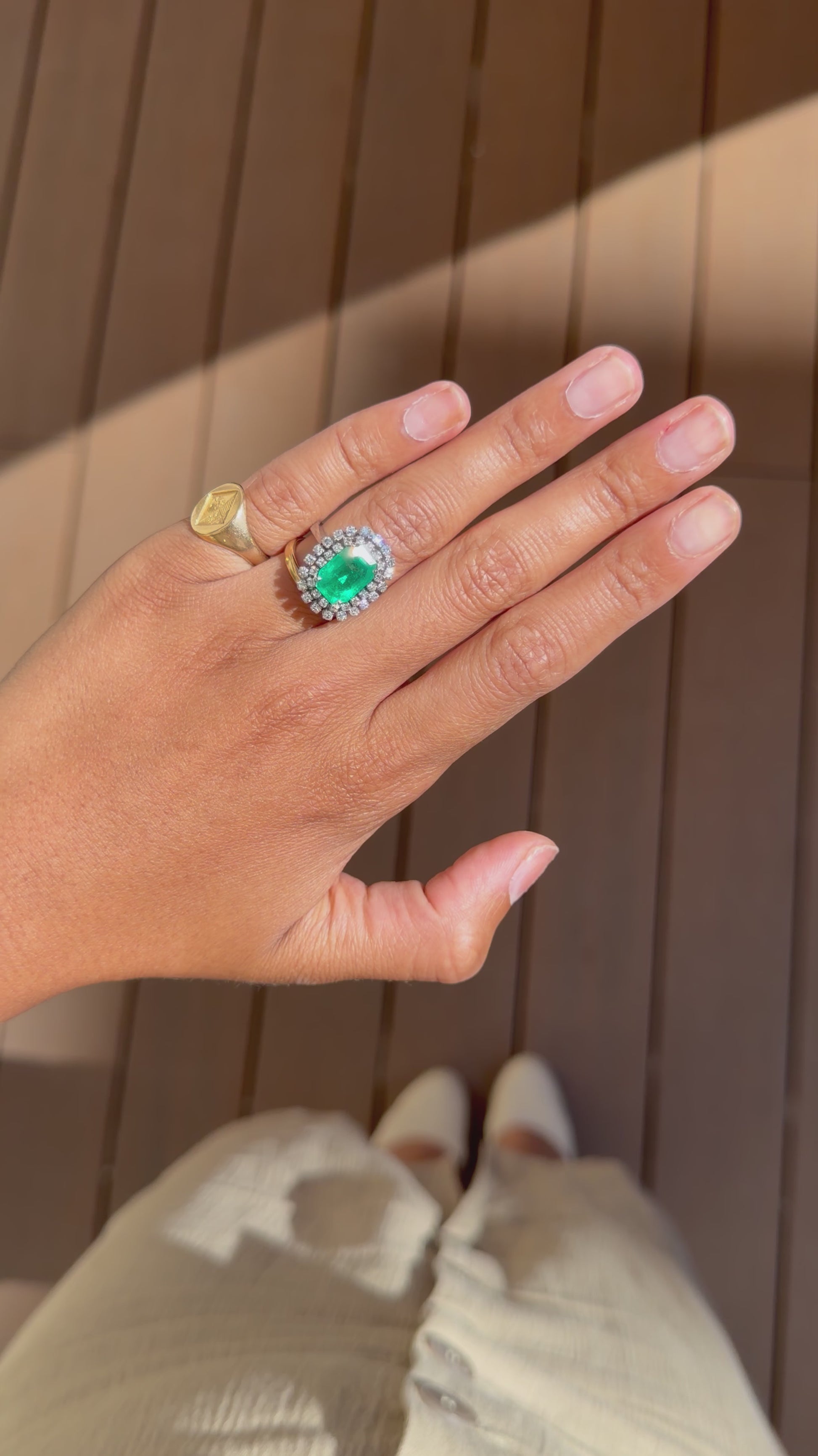 "Aurore" Bague Pompadour en or blanc, émeraude et diamants