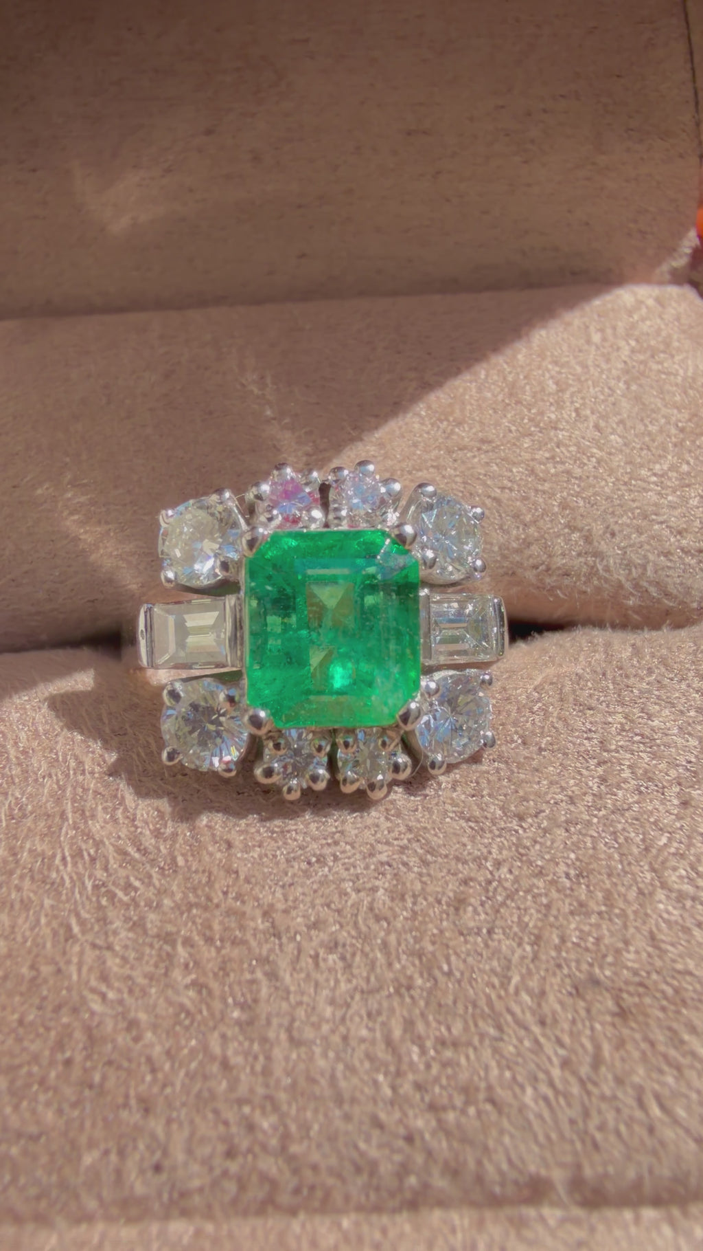 "Diane" Bague en or blanc, émeraude et diamants