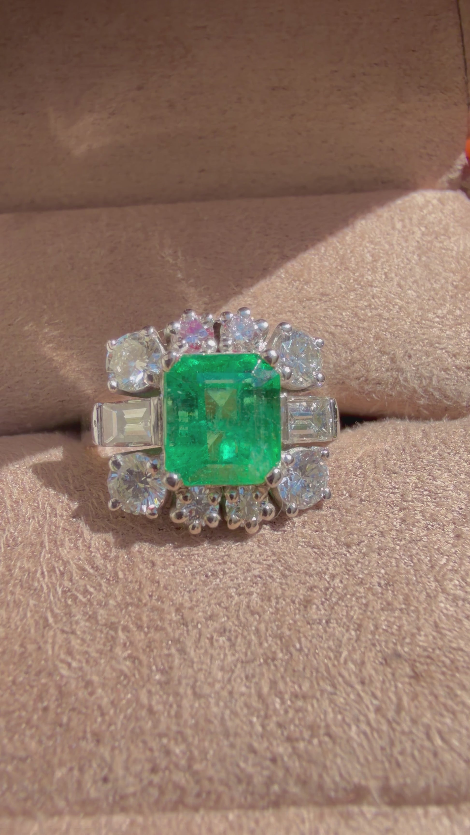 "Diane" Bague en or blanc, émeraude et diamants