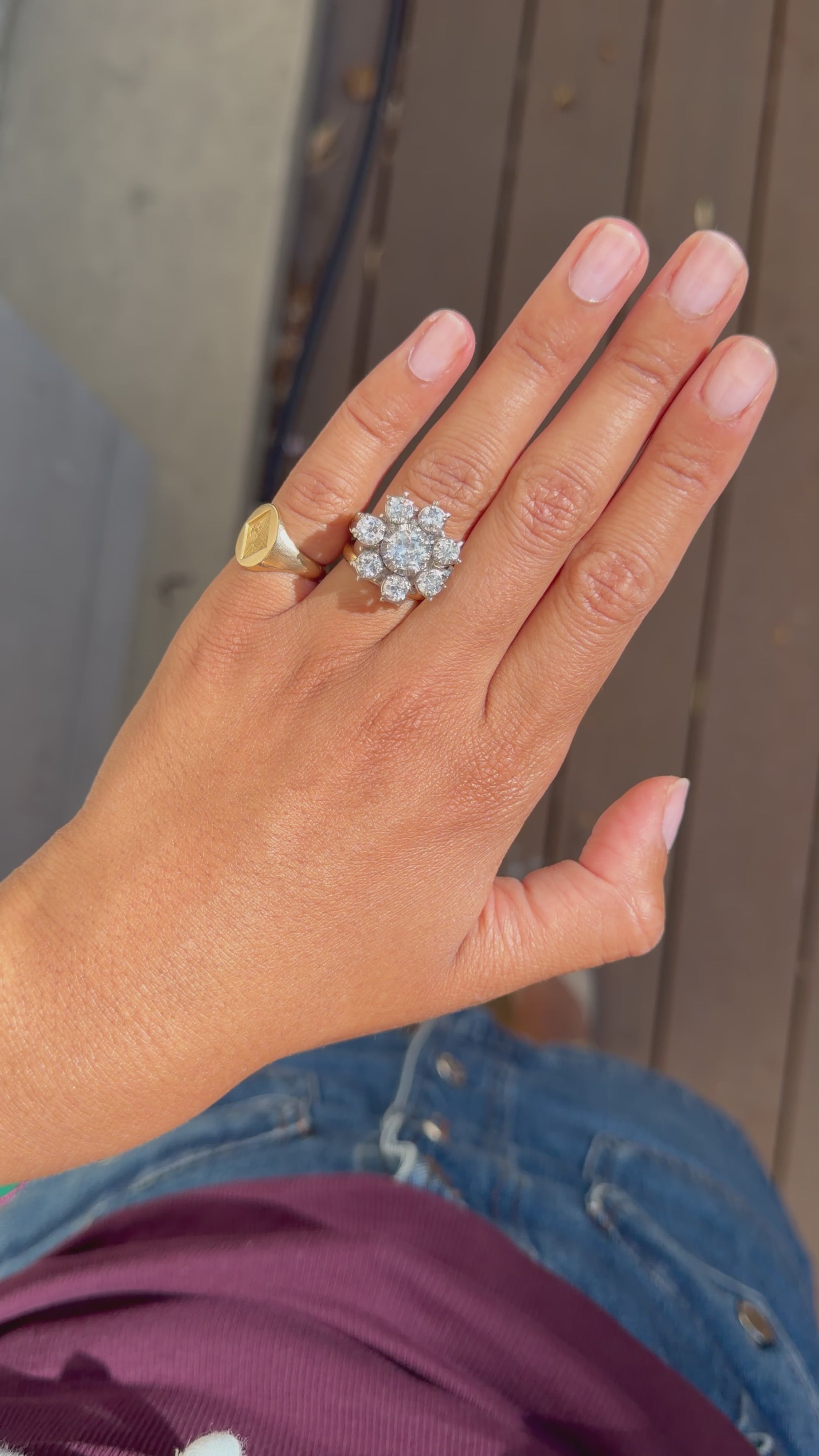 "Félicie" Bague Marguerite en platine, et diamants 2,75 carats.