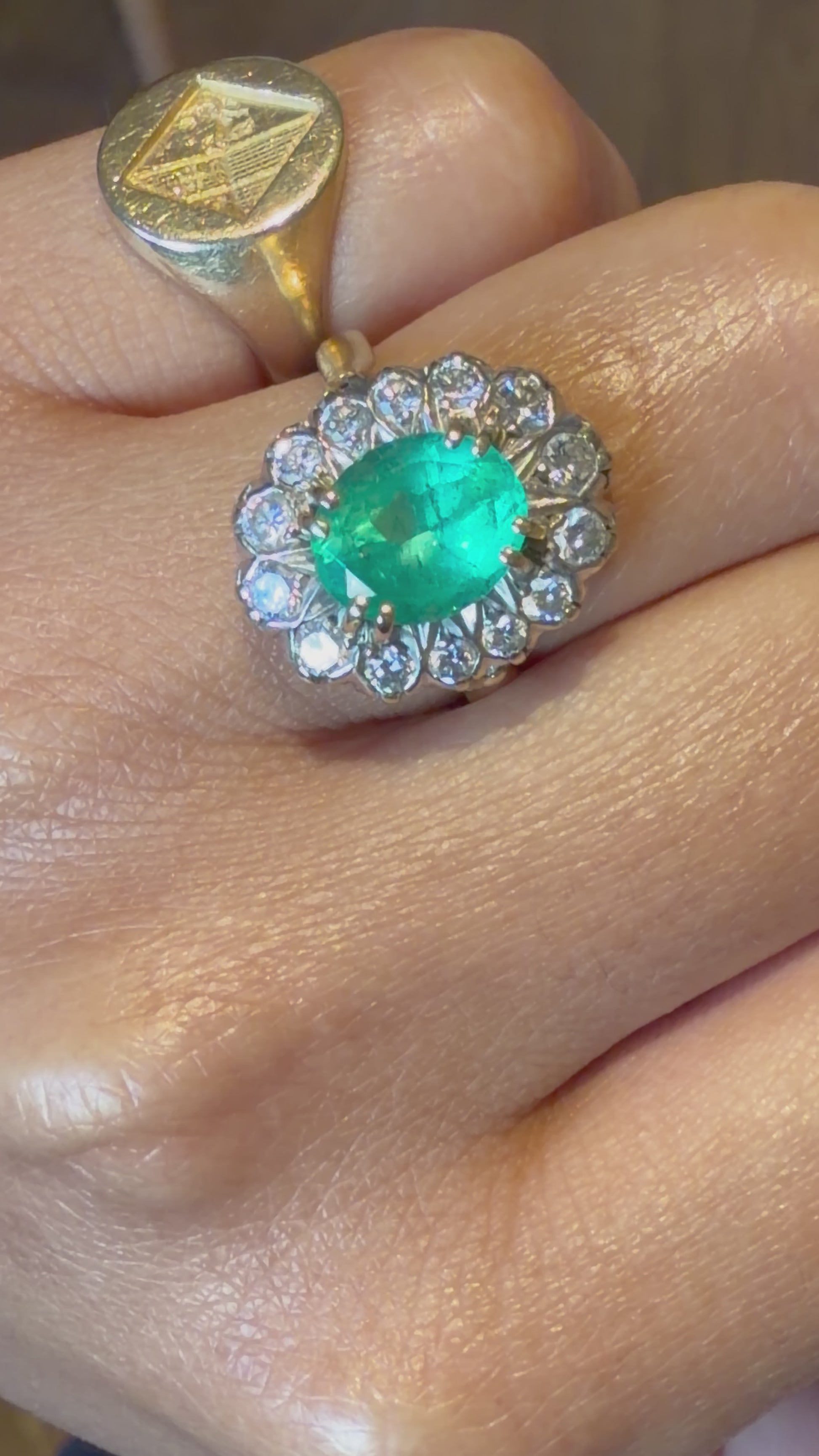 "Madeleine" Bague Marguerite en or jaune, platine émeraude et diamants