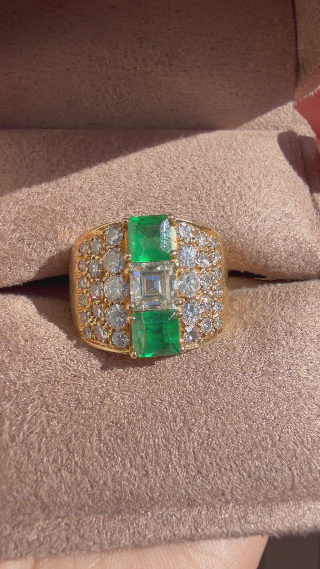 "Candice" Bague Bandeau en or jaune, émeraudes et diamants