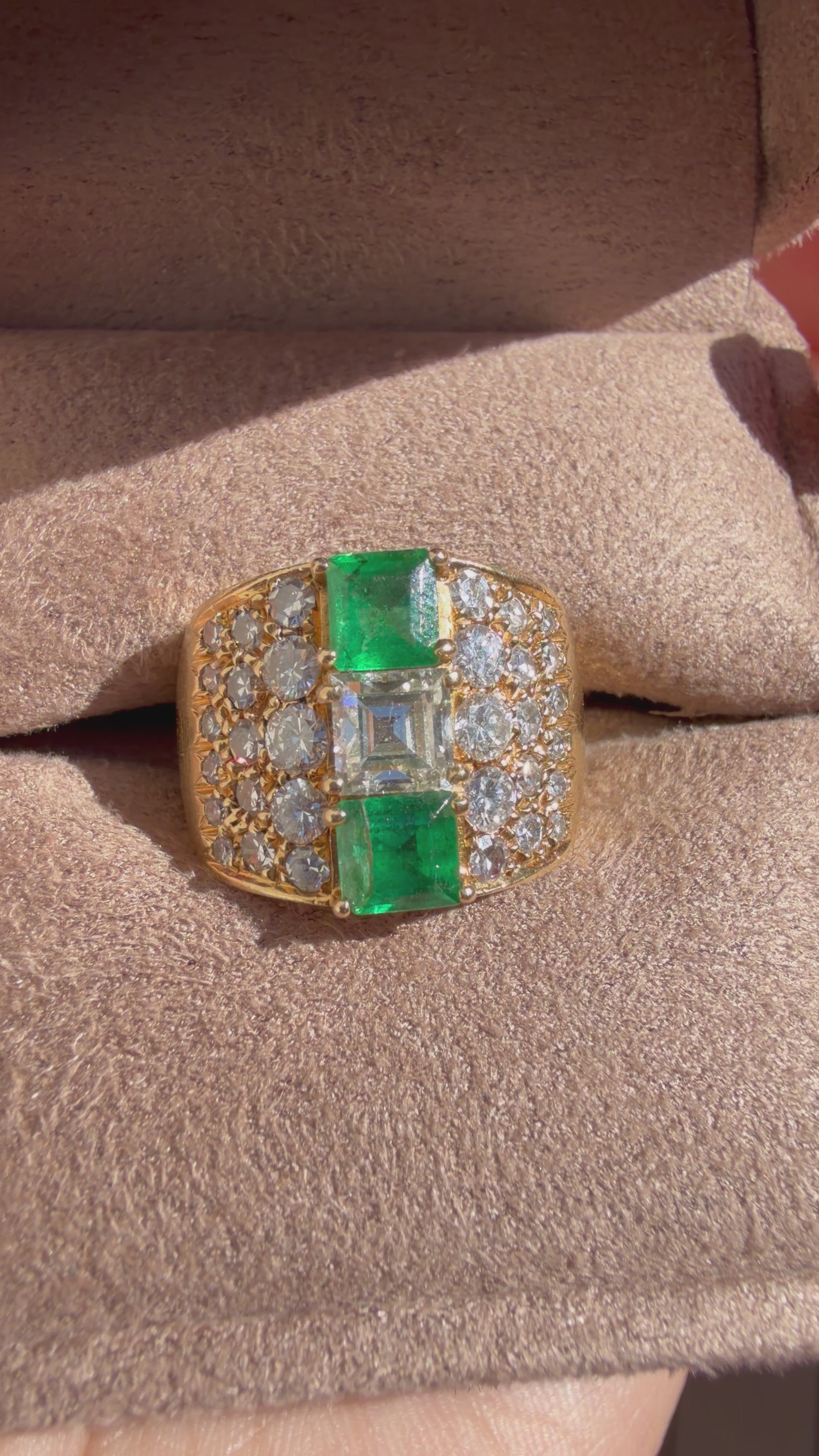 "Candice" Bague Bandeau en or jaune, émeraudes et diamants