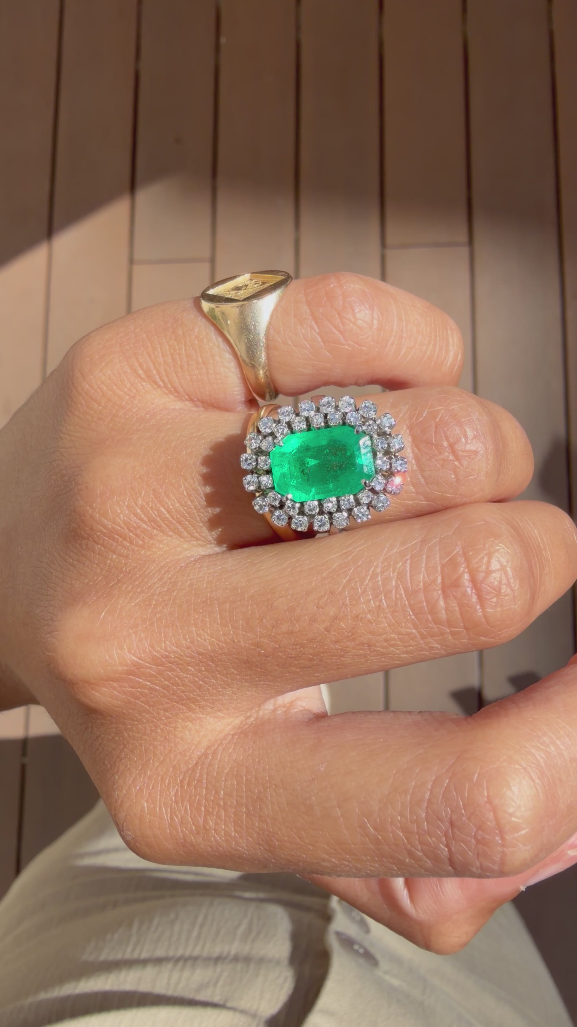 "Aurore" Bague Pompadour en or blanc, émeraude et diamants