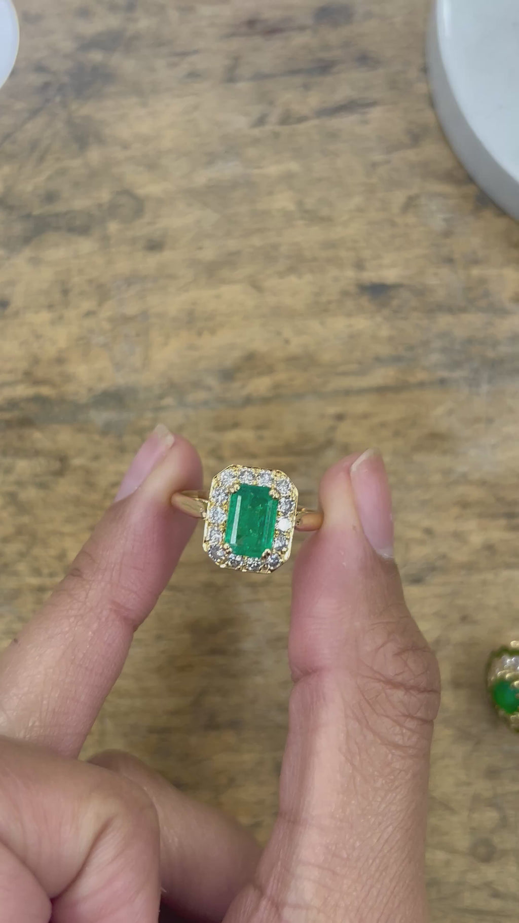 « Théodora» Bague en or jaune, émeraude et diamants