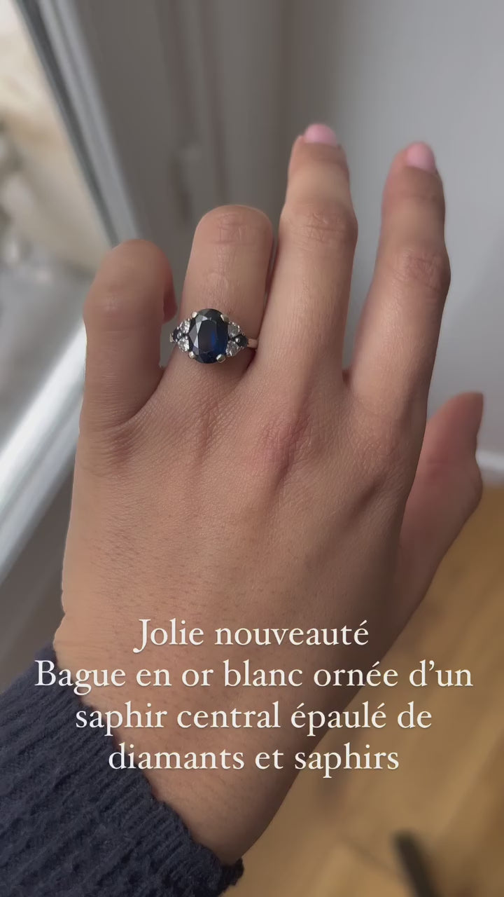 ''Flore" Bague en or blanc, saphir et diamants