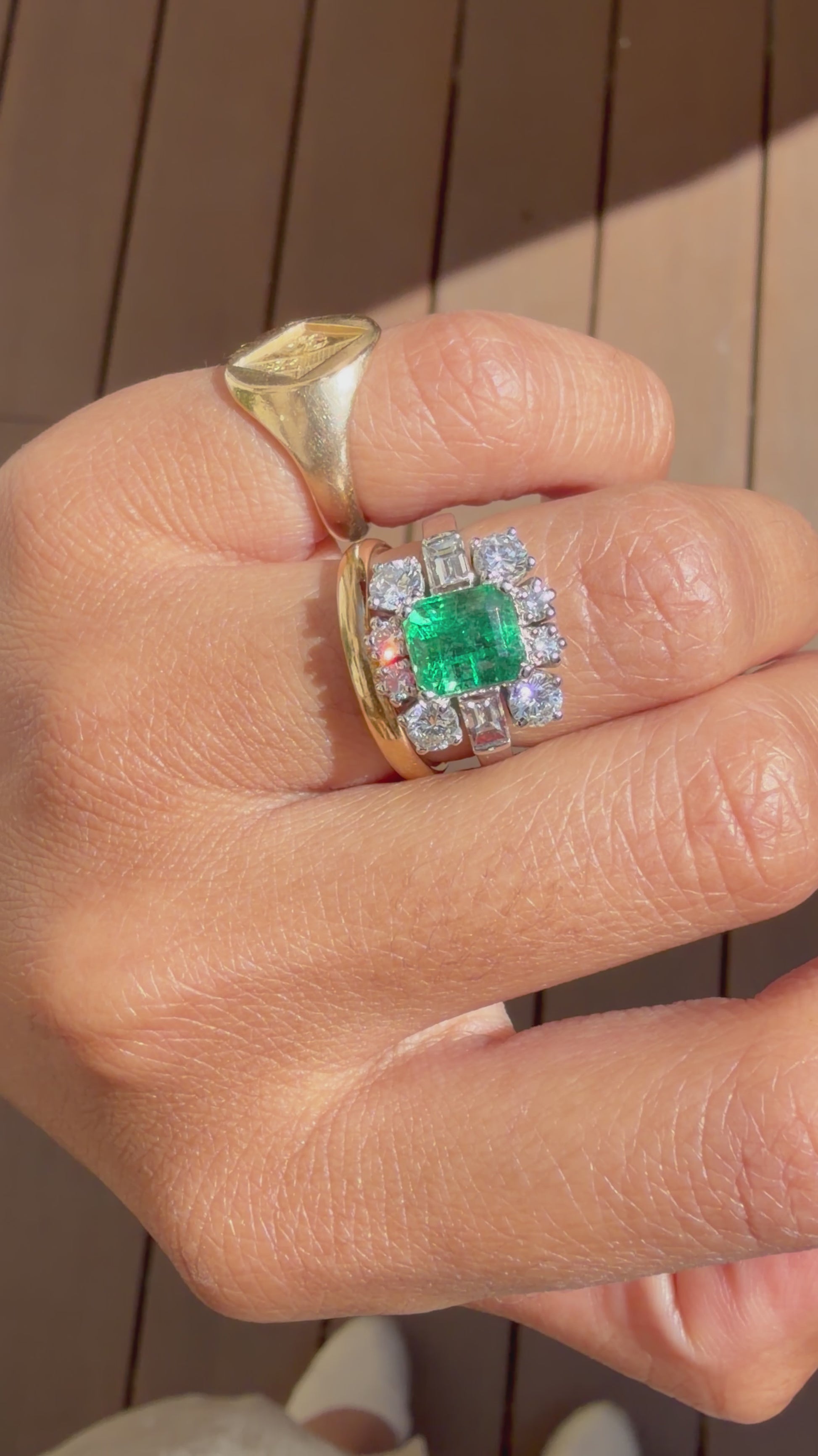 "Diane" Bague en or blanc, émeraude et diamants