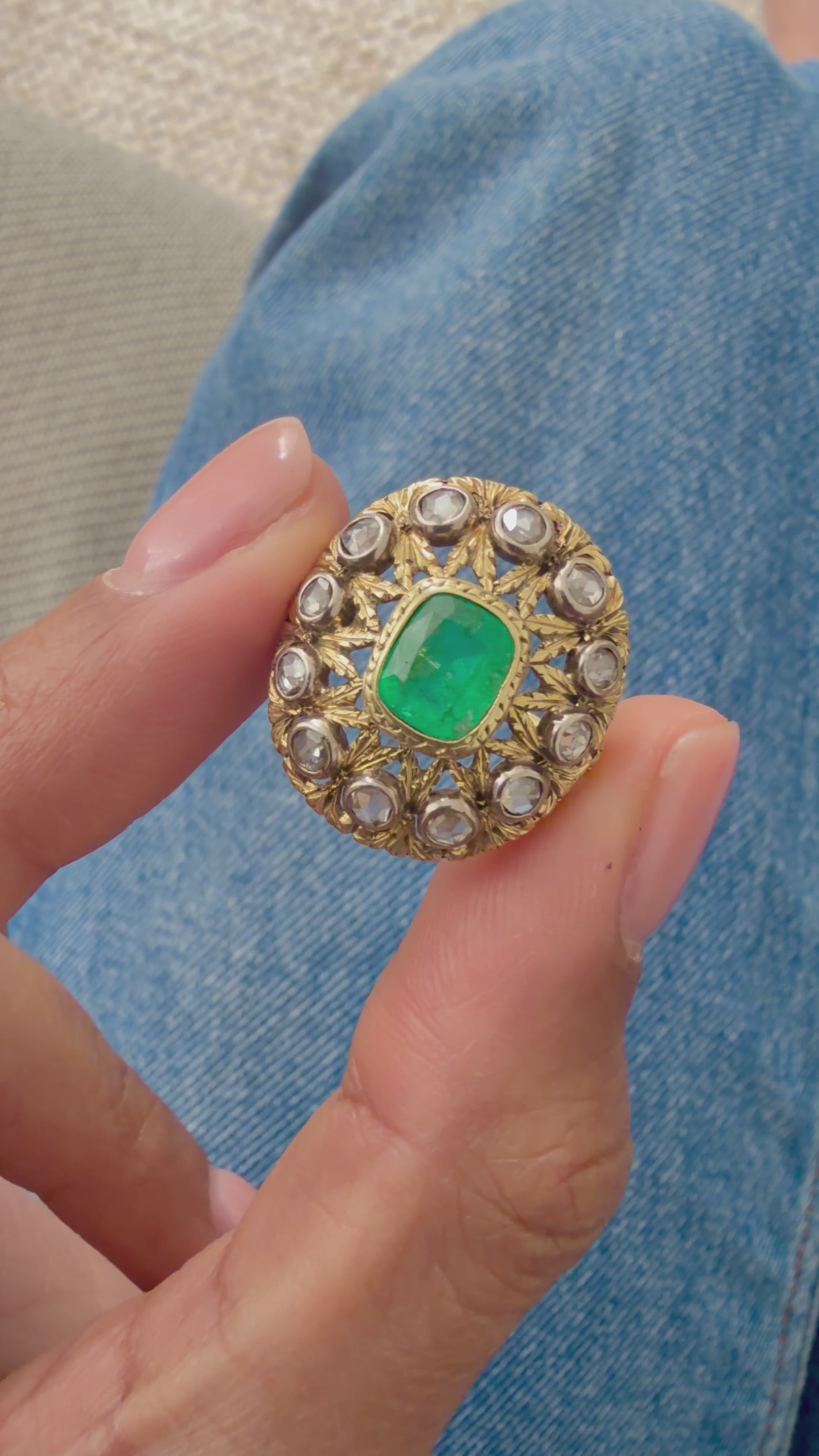 « Fabiola » Bague Pompadour en or jaune, émeraude et diamants