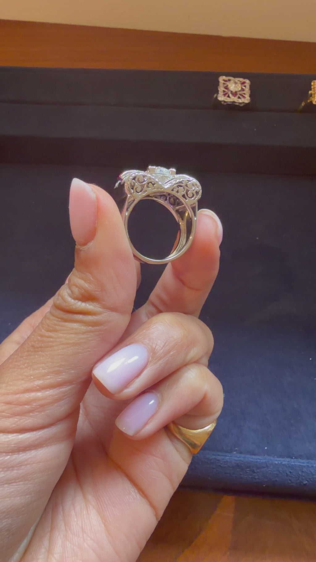 « Esther» Bague Tank en or blanc, rubis et diamants