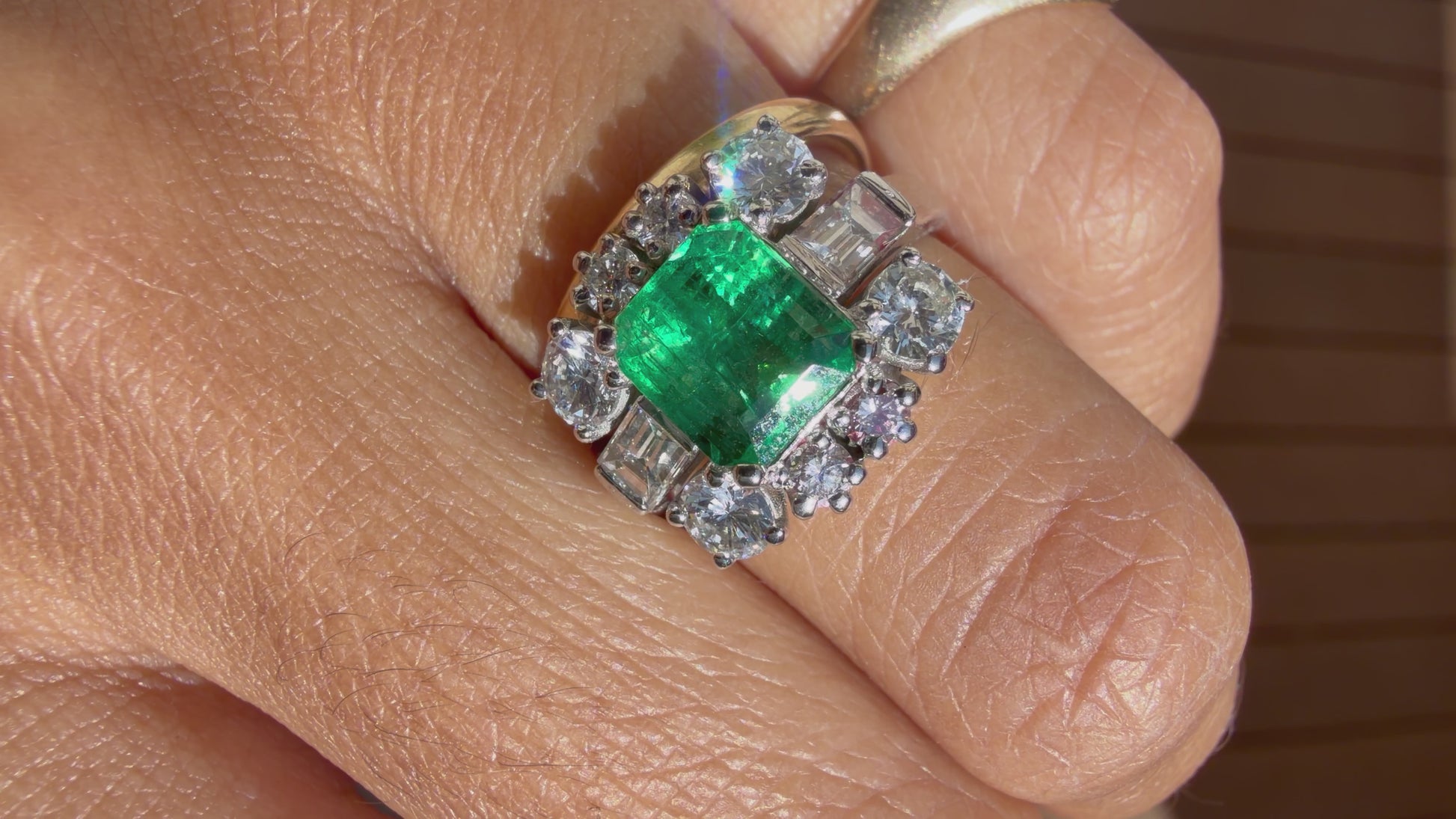 "Diane" Bague en or blanc, émeraude et diamants