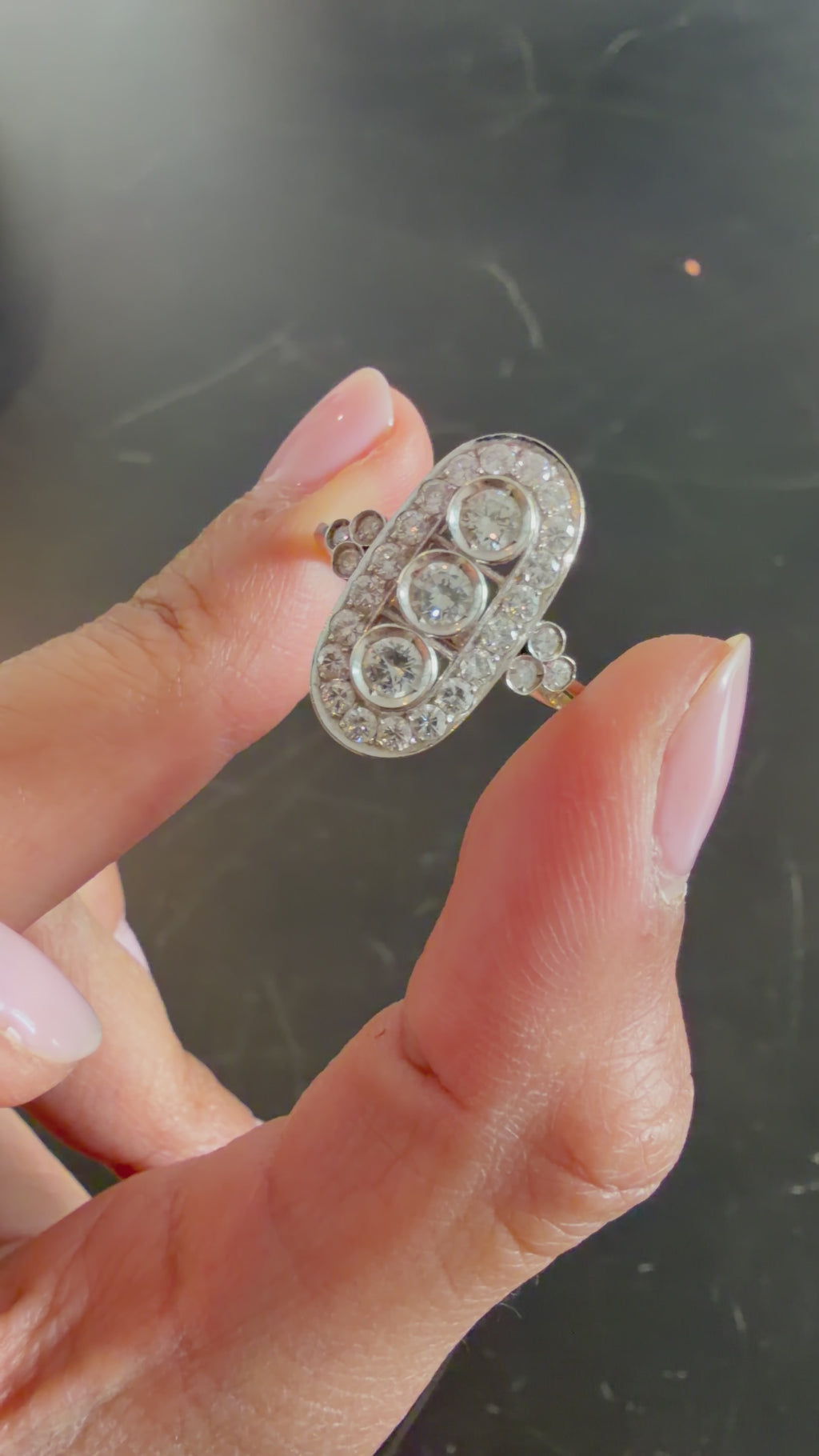 "Aurore" Bague Art déco en or blanc et diamants 2 carats